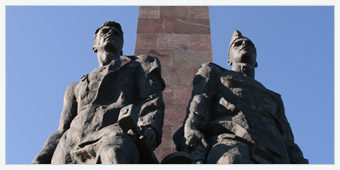 Vincitori (operaio e soldato), 1975, composizione davanti all'obelisco, bronzo, cm
615x360x304